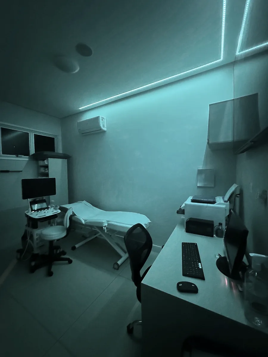 Sala de ultrassom climatizada e confortável