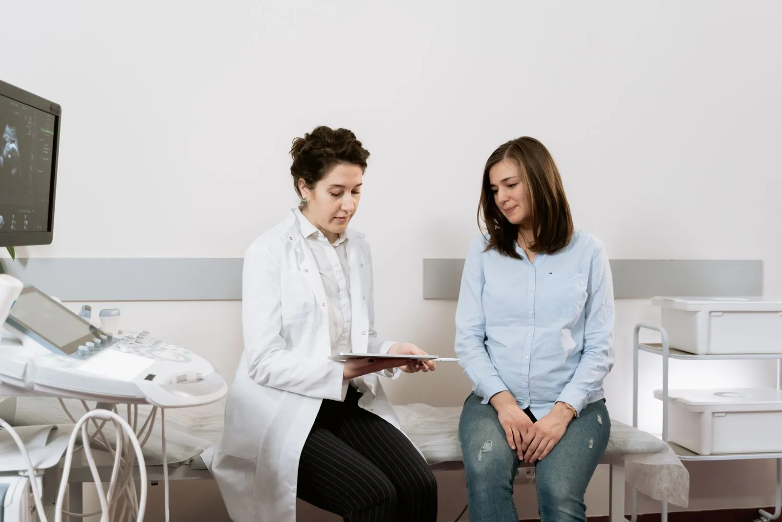 Médica mostrando resultado de exame para a paciente