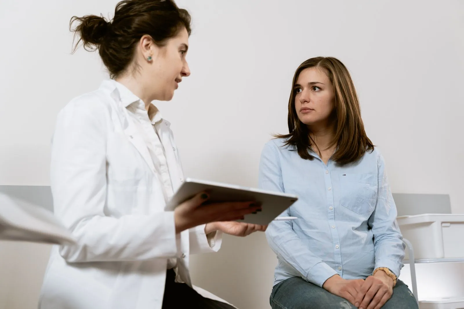 Médica conversando e orientando uma paciente durante a consulta