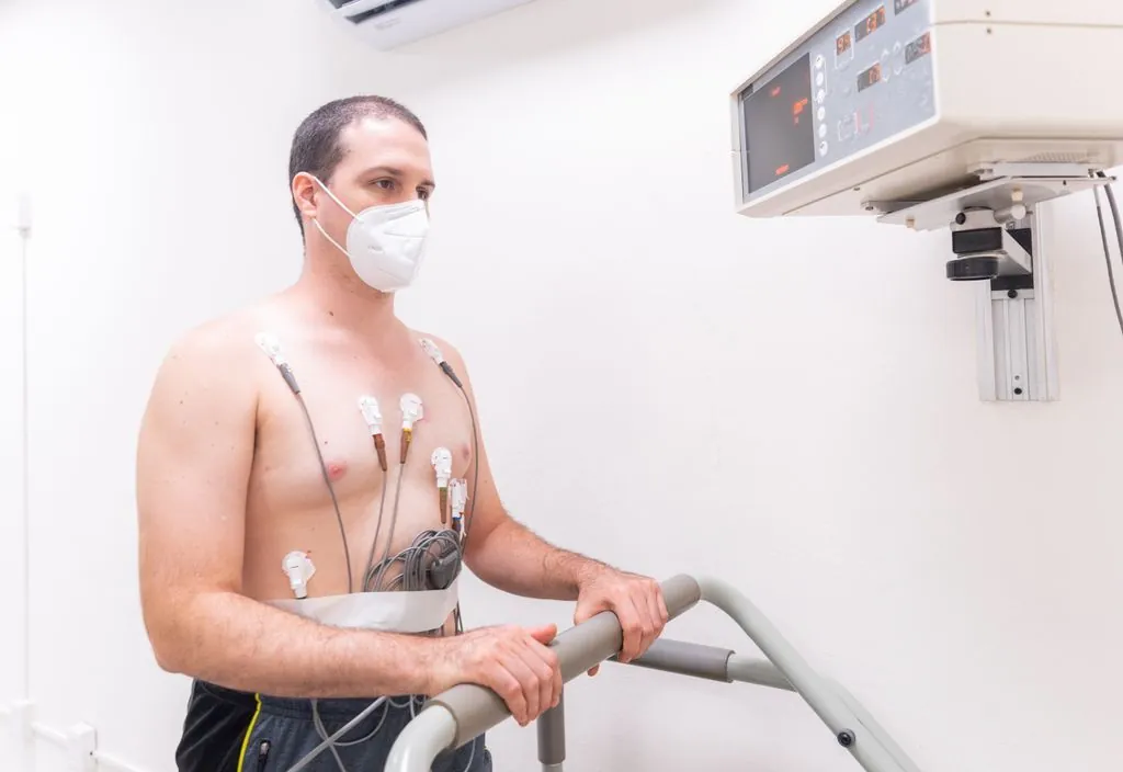 Homem com eletrodos fazendo teste de esforço para avaliação física