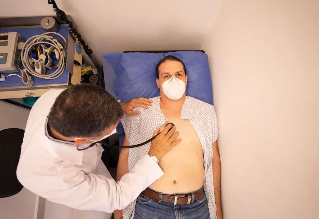Cardiologista examinando paciente com estetoscópio