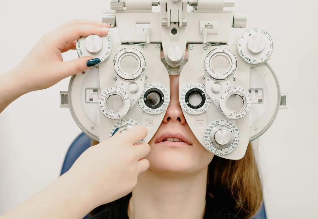 Oftalmologista examinando a visão com refrator