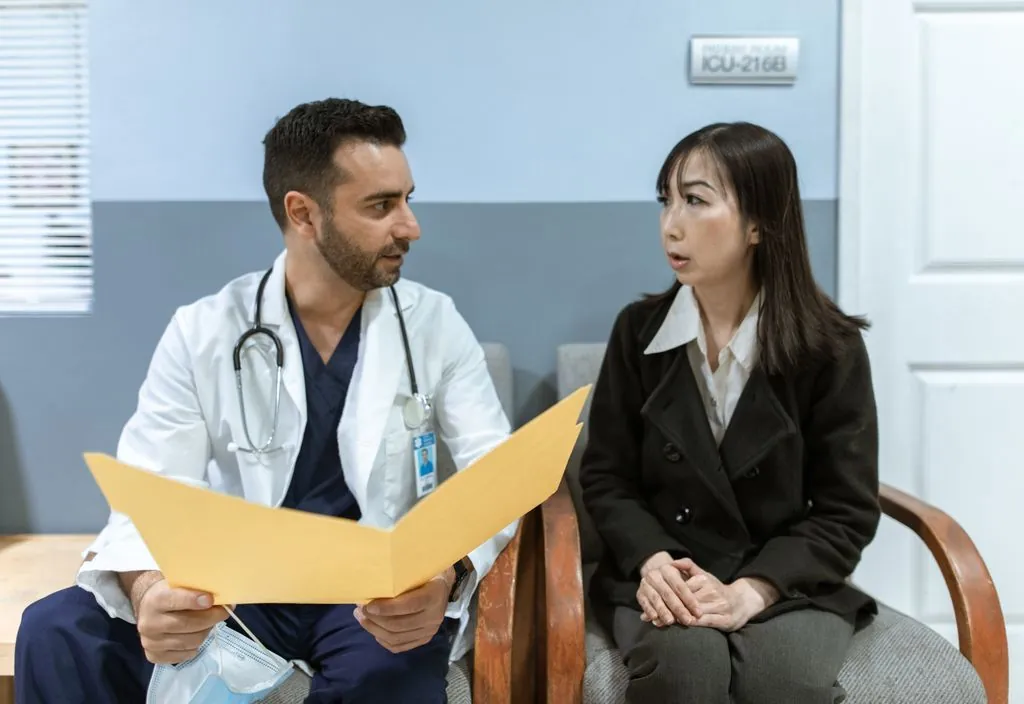 Médico conversando com paciente em consulta