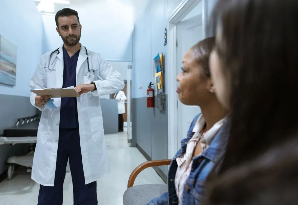 Urologista em consulta com paciente