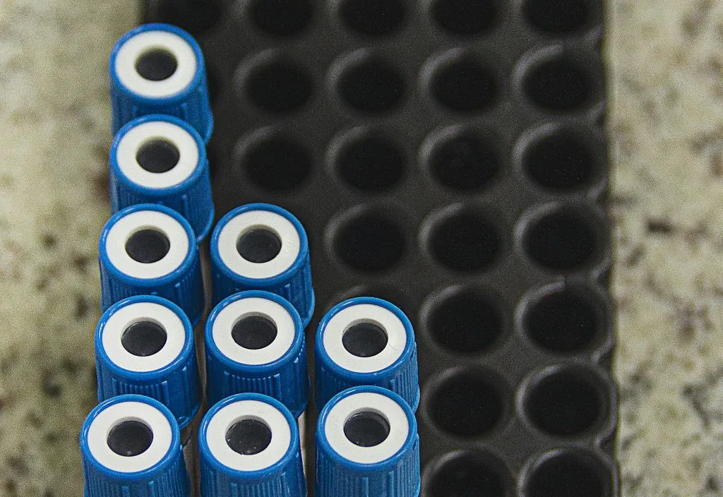 Tubos de exame organizados em bandeja de laboratório