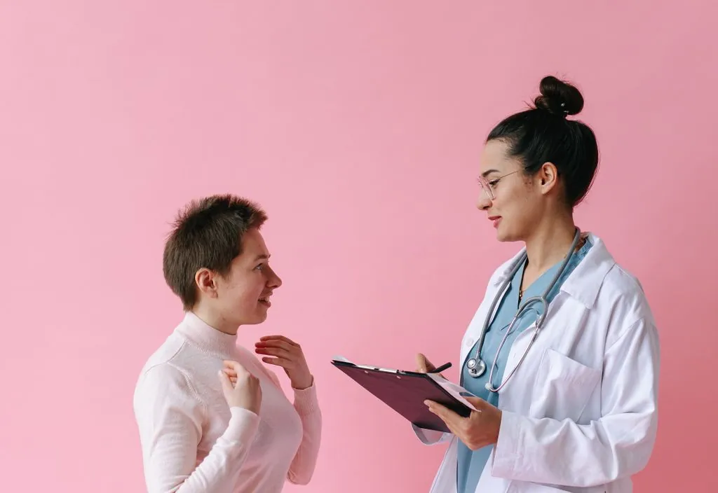 Médica orientando a paciente sobre a saúde da mama, em ambiente acolhedor