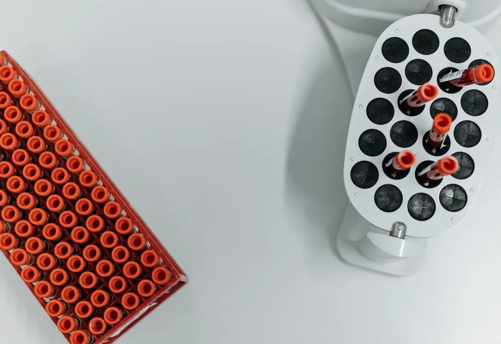 Tubos de amostra de sangue em centrífuga de laboratório