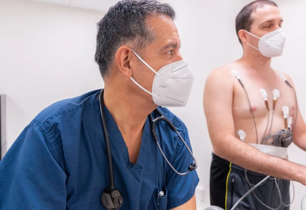Médico monitorando teste ergométrico do paciente