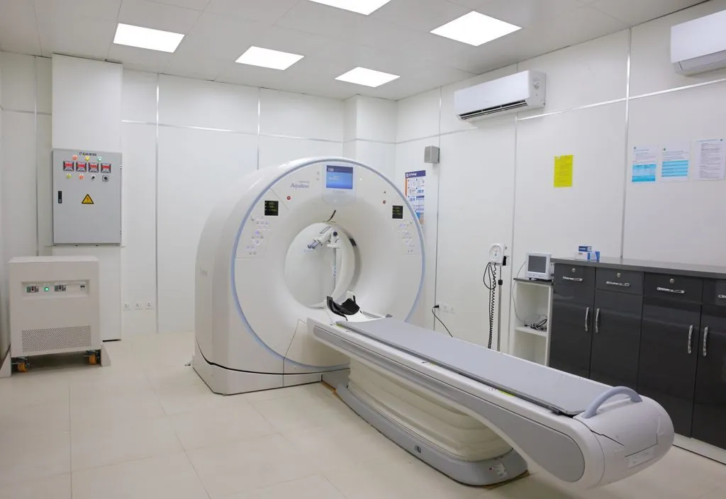 Sala de exames de imagem com equipamento moderno