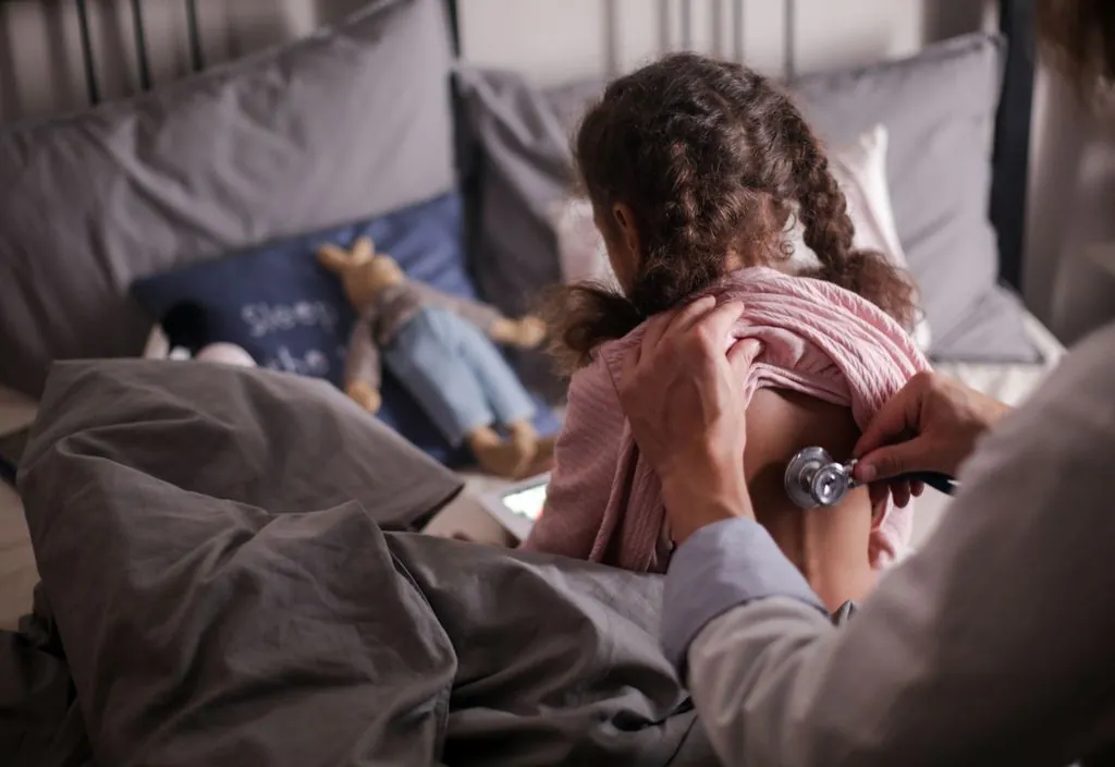 Pediatra examinando criança com estetoscópio