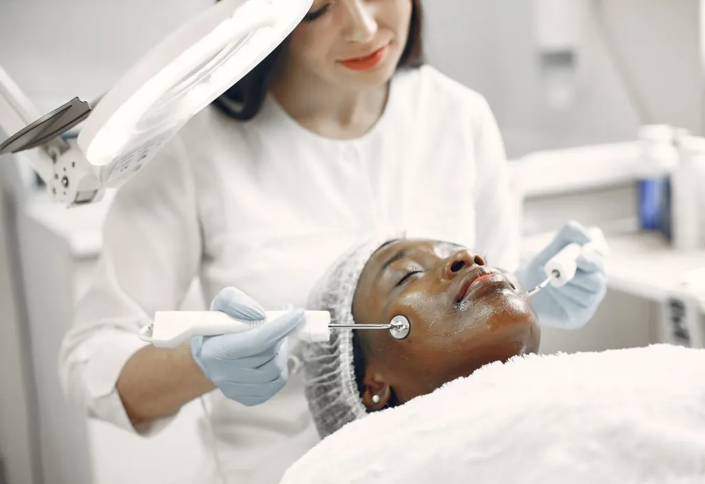 Profissional realizando procedimento estético facial
