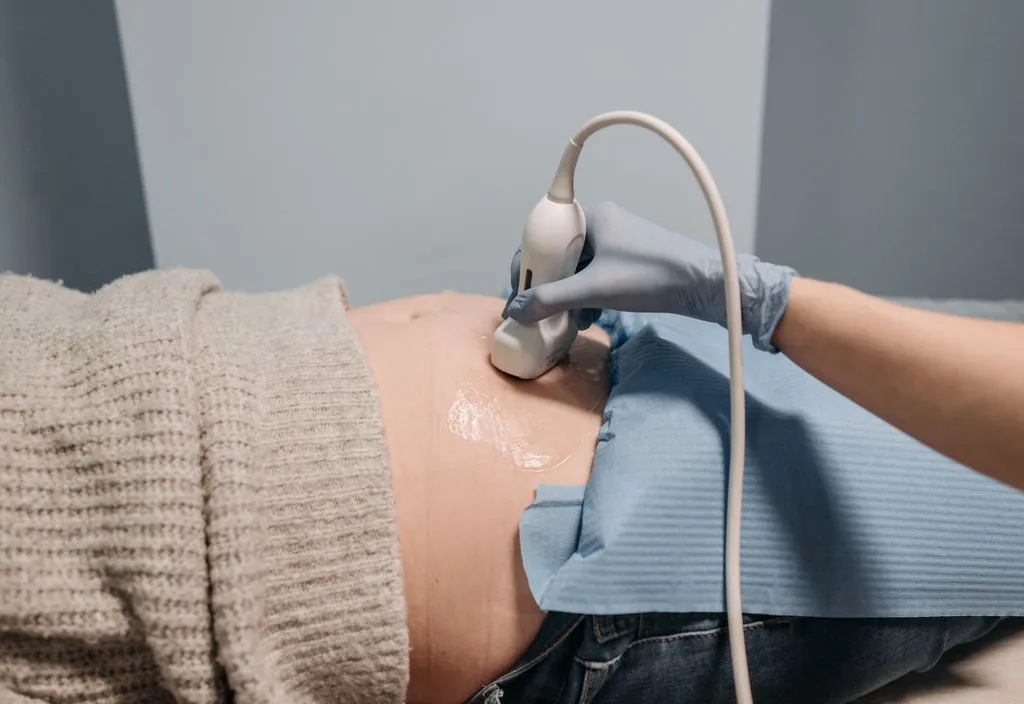 Obstetra realizando ultrassom em gestante