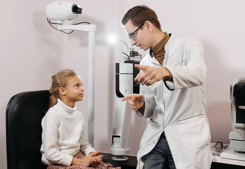 Oftalmologista examinando os olhos de uma criança