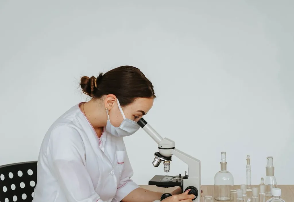 Análise de amostra em microscópio no laboratório
