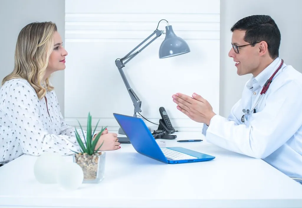 Médico em consulta com a paciente para orientar sobre o exame