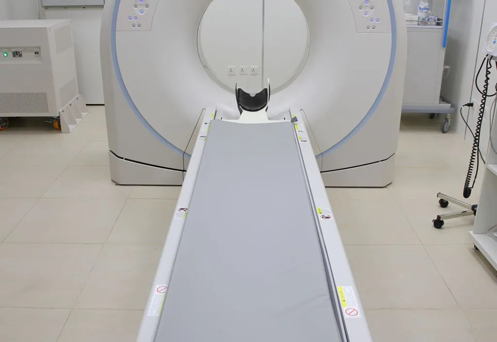 Aparelho de tomografia em sala hospitalar